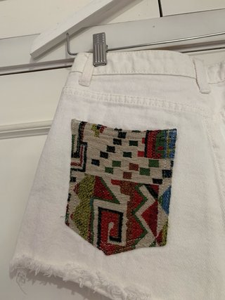Shorts blancos con bordado étnico