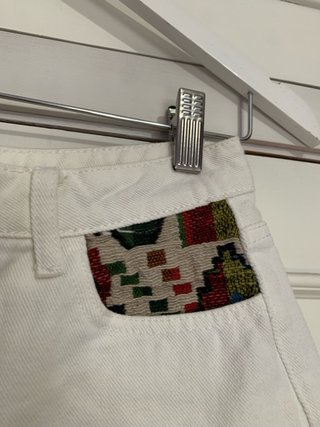 Shorts blancos con bordado étnico