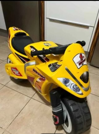 Moto infantil amarilla