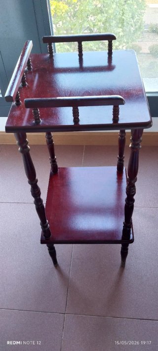 Mesita de noche de madera con cajón