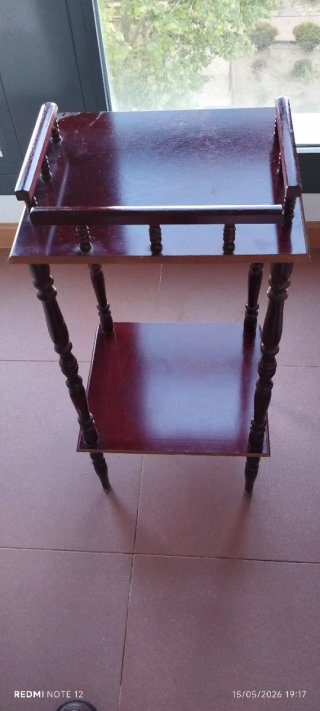 Mesita de noche de madera con cajón