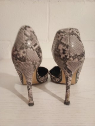 Zapatos de tacón Mango piel serpiente grises 9cm