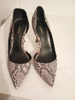 Zapatos de tacón Mango piel serpiente grises 9cm