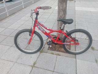 Bicicleta infantil roja