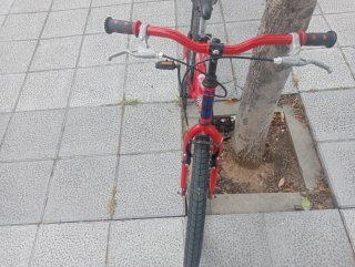 Bicicleta infantil roja