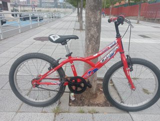 Bicicleta infantil roja