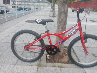 Bicicleta infantil roja