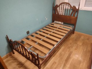 2 Camas de 90 cm madera. Somieres incluidos