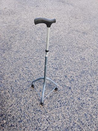 Bastón trípode ajustable