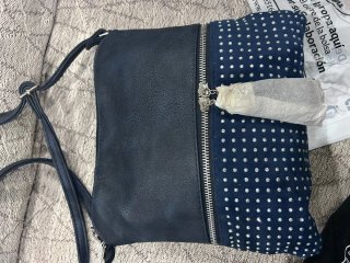 Bolso azul con adornos plateados