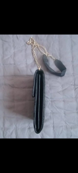 Bolso porta móvil acolchado con cadena