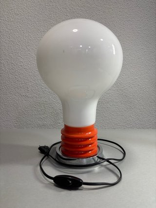 Lámpara opalina blanca.