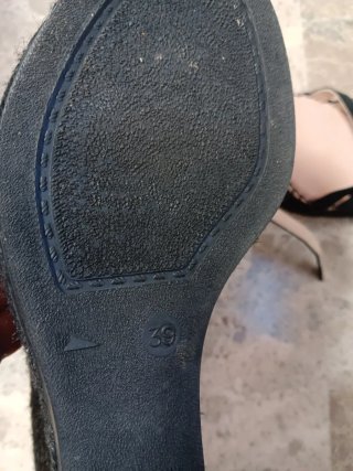 Sandalias cuña Macarena negras y beige