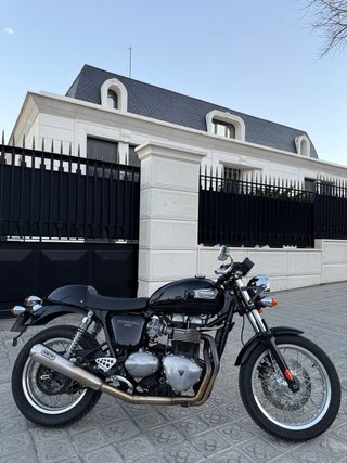 Triumph Thruxton 900 EFI Negra