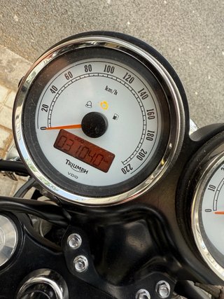 Triumph Thruxton 900 EFI Negra