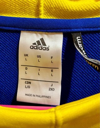 Sudadera Adidas azul y amarillo.