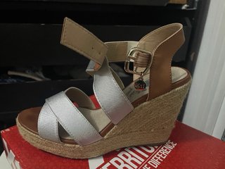 Sandalias cuña marrón y plata