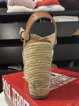 Sandalias cuña marrón y plata