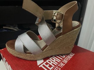 Sandalias cuña marrón y plata