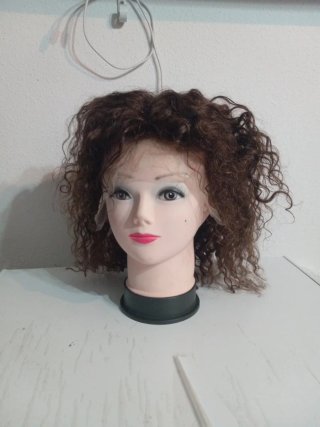 Peluca rizada castaña corta