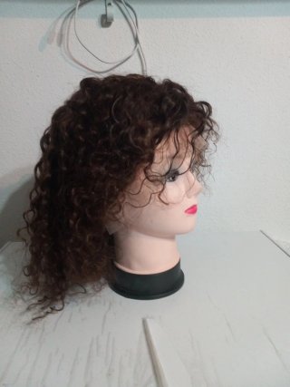 Peluca rizada castaña corta