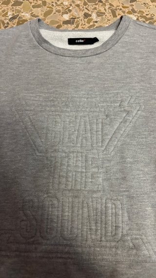 Sudadera gris con relieve
