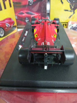 Coche a escala 1:18 Ferrari SF21 C. Sainz