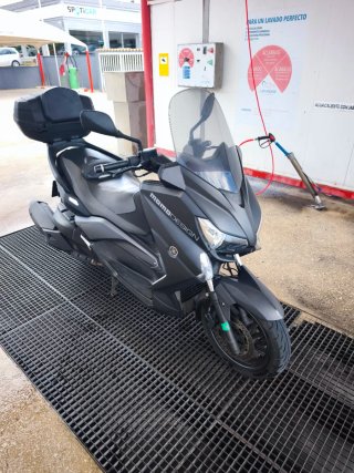 Yamaha Xmax 400 Momo Design Negra.