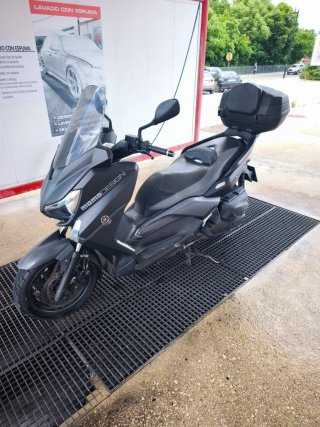 Yamaha Xmax 400 Momo Design Negra.