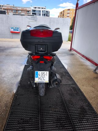 Yamaha Xmax 400 Momo Design Negra.