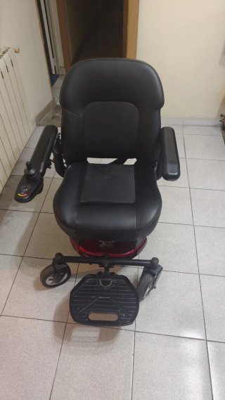 Silla de ruedas eléctrica negra