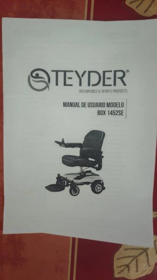 Silla de ruedas eléctrica negra