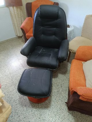 Sillón negro con otomana