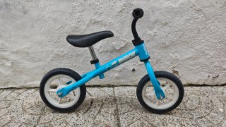 Bicicleta de equilibrio azul