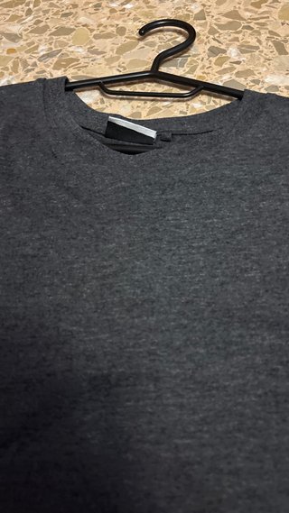 Camiseta básica gris oscuro