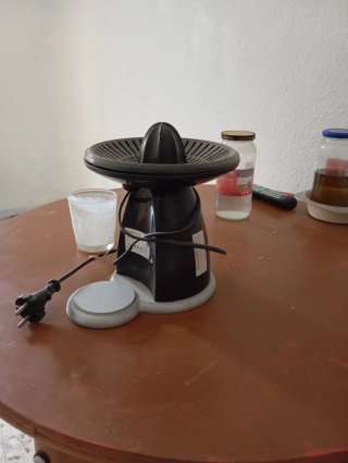 Exprimidor eléctrico negro