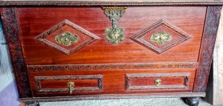 Baúl de madera antiguo con detalles dorados