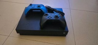 Xbox One X Negra + Mando Azul+ mando negro