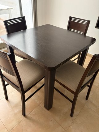 Mesa extensible y 4 Sillas Comedor