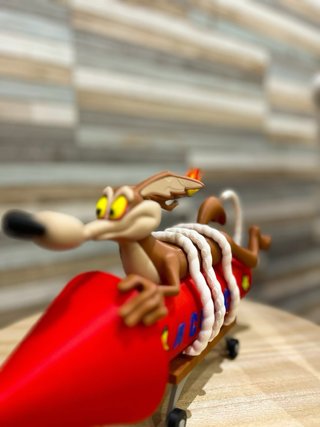 Figura Coyote Cohete Acme