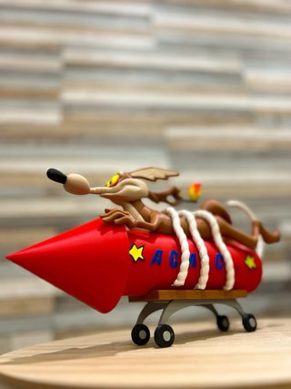 Figura Coyote Cohete Acme