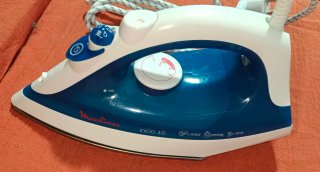 Plancha de ropa azul y blanca