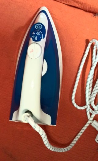 Plancha de ropa azul y blanca