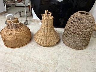 Lámparas de mimbre de techo de diferentes tamaños.