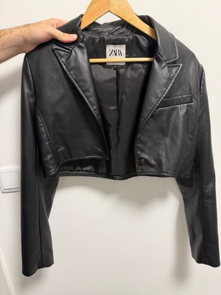 Americana corta cuero Zara negra