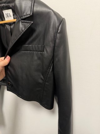 Americana corta cuero Zara negra