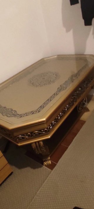 Mesa de centro dorada y beige