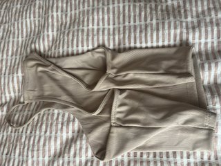Top Bershka beige asimétrico talla XS