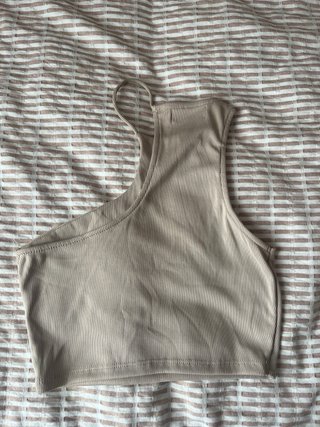 Top Bershka beige asimétrico talla XS