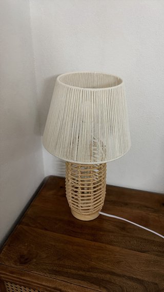 Lámpara de mesa tejida beige